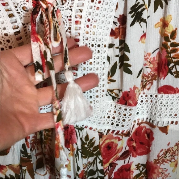 Torrid women’s floral blouse size 00 flutter sleeves V-neck with tassel - Picture 3 of 8